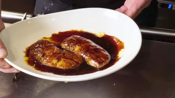 Chef Presentando Foie Gras Rematado Con Jerez Salsa Brandy — Vídeo de stock