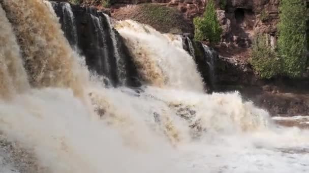 Gooseberry Falls Fluindo Rápido Com Primavera Neve Derreter — Vídeo de Stock