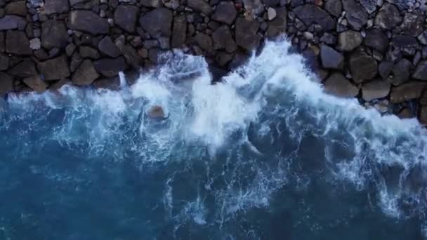 Aerial Overhead View Waves Crashing Breakwater Vid Catalan Bay Gibraltar — Stockvideo