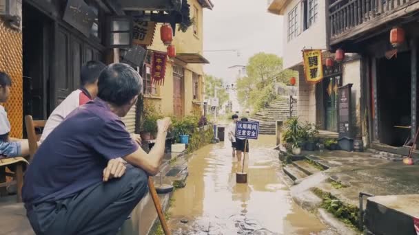 Люди Затоплених Вулицях Міста Ходьба Калюжах Штормові Наслідки — стокове відео