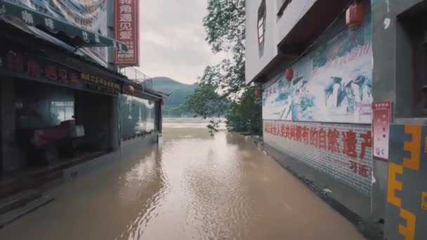 Flooded Street Στην Κίνα Ποταμός Πλημμύρες Στην Πόλη Νερό Ζημιές — Αρχείο Βίντεο