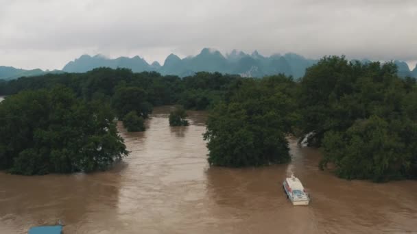 Σκάφη Στον Πλημμυρισμένο Ποταμό Jiang Guilin Κίνα Drone Establishing View — Αρχείο Βίντεο
