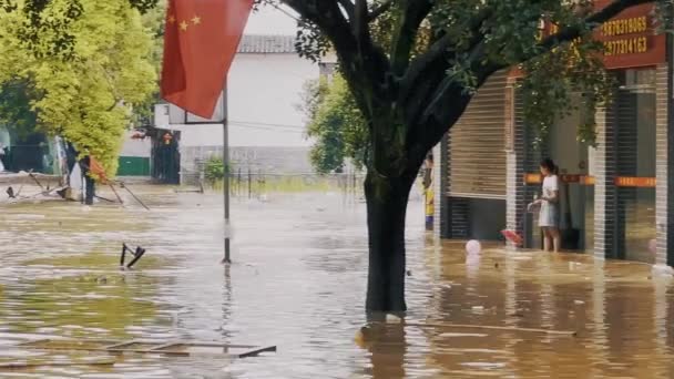 在中国 人们行走在被洪水淹没的城市 淹没在洪水中的街道 — 图库视频影像