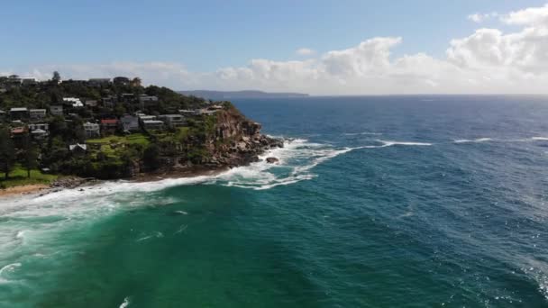 Bela Costa Oceânica Rochosa Casas Topo Penhasco Avalon Beach Austrália — Vídeo de Stock