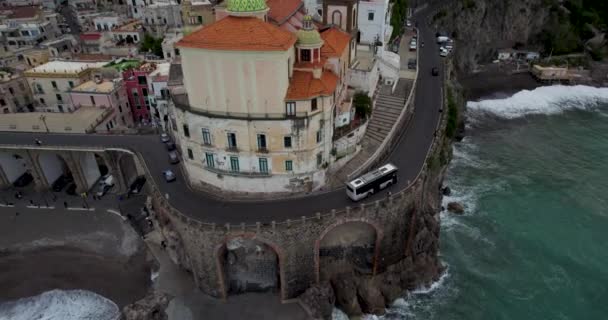 Движение Cliffside Road Вдоль Побережья Амальфи Италия Воздушное — стоковое видео