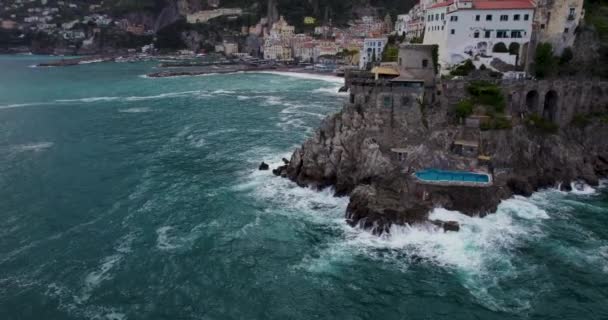 Pintorescos Edificios Acantilado Villas Costa Amalfi Italia Aérea — Vídeos de Stock