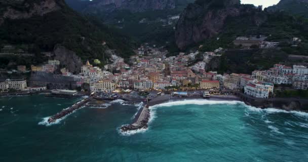 Letecký Statický Pohled Oceánské Vlny Havárie Pobřeží Amalfi Při Západu — Stock video
