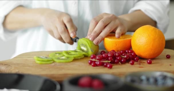 Mladá Žena Kostky Kiwi Kuchyňské Sekání Palubě — Stock video