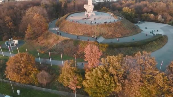 Aerea Spinta Tilt Shot Westerplatte Monumento Con Turisti Durante Tramonto — Video Stock