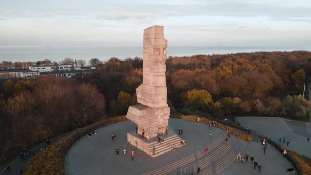 Drone Pull Away Westerplatte Monument Gdansk Tourists Sunset Fall — Stock Video