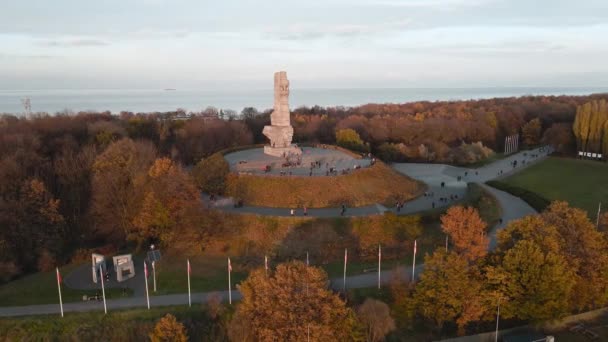 Órbita Aérea Westerplatte Monumento Cerca Gdansk Con Turistas Árboles Colores — Vídeos de Stock