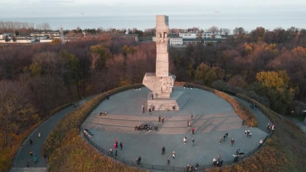 Westerplatte Monument Gdansk Tourists Sunset Fall Wide Aerial Pedestal Shot — Video