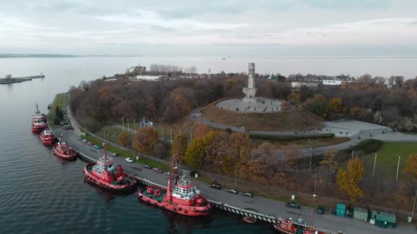 Pchnięcie Powietrza Pomnika Westerplatte Turystami Czerwone Łodzie Ratownicze Pierwszym Planie — Wideo stockowe