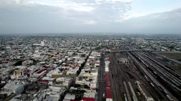 黎明时分到达韦拉克鲁斯州港口的铁路无人机射击 — 图库视频影像