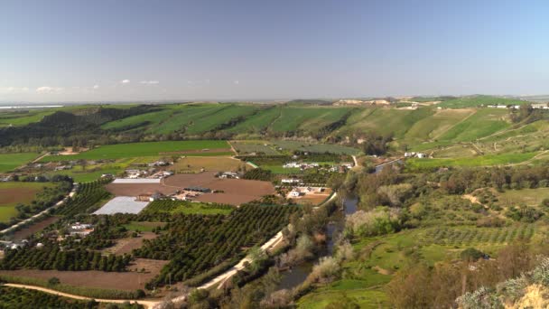Green Spanish Countryside River Blue Sky — Vídeos de Stock