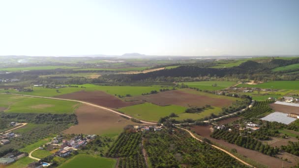 緑のフィールドと丘のあるスペインの田舎の広いオープンビュー — ストック動画