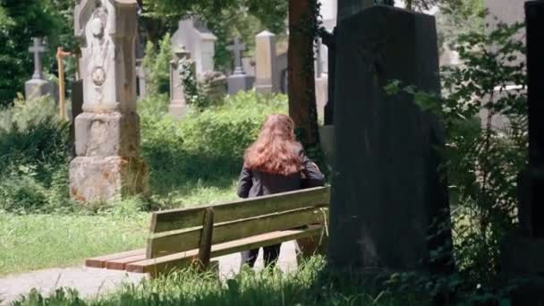 Woman Graveyard Munich Old Cemetery Many Buried Personalities City History — Stock Video