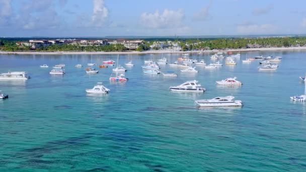 Dominik Cumhuriyeti Nin Turkuaz Kristal Deniz Suyunda Demirli Yat Tekneleri — Stok video
