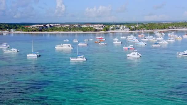 Якорные Лодки Плавающие Бирюзовых Водах Океана Плайя Баваро Доминиканской Республике — стоковое видео