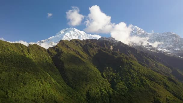 Drone Aéreo Épico Tiro Sol Brilhando Rosto Montanha Pico Nevado — Vídeo de Stock