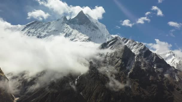 Draaiend Drone Shot Van Besneeuwde Top Van Het Annapurna Gebergte — Stockvideo