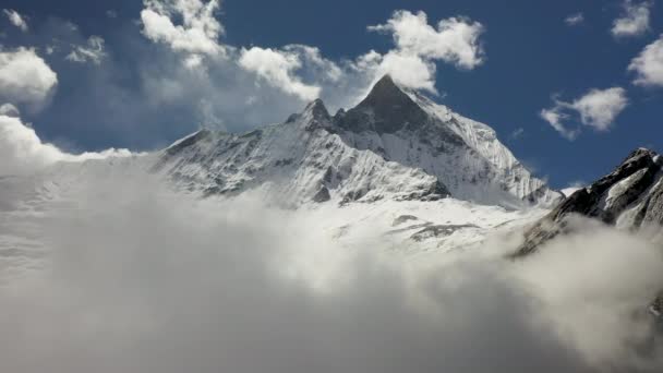 Drone Aereo Una Nuvolosa Vetta Innevata Tra Montagne Dell Annapurna — Video Stock