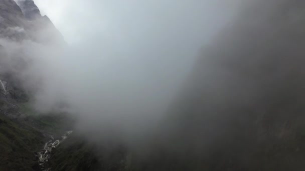 Повітряний Дрон Пробитий Крізь Туманну Погоду Гори Аннапурна Непал — стокове відео