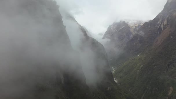 Epic Drone Aéreo Disparó Través Las Nubes Para Revelar Lado — Vídeos de Stock