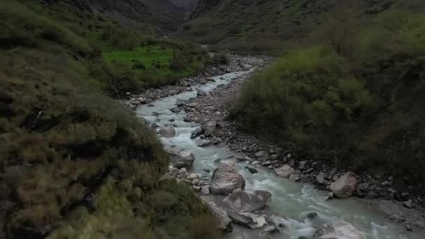 Revealing Aerial Drone Shot White Water River Large Mountain Side — Vídeo de Stock