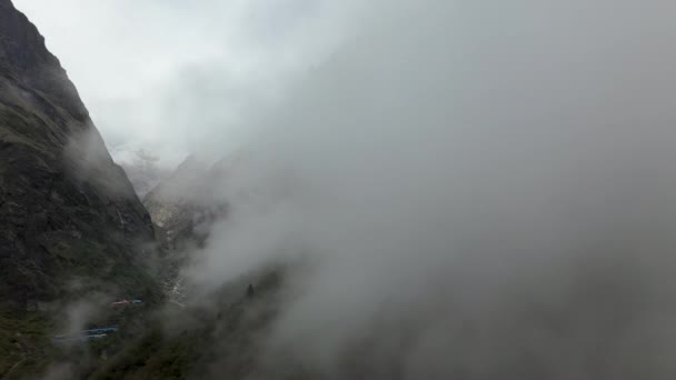 Drone Aereo Che Attraversa Nuvole Fino Alle Montagne Dell Annapurna — Video Stock