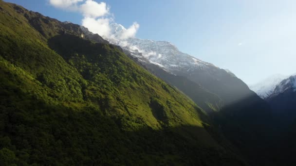 Tiro Dron Giratorio Del Sol Brillando Cara Las Montañas Annapurna — Vídeos de Stock