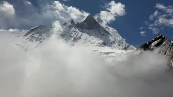 Epicki Obrót Drona Strzał Mglistego Śnieżnego Szczytu Górach Annapurna Nepal — Wideo stockowe