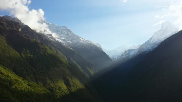 Epic Drone Shot Sun Beams Shining Annapurna Mountains Nepal — Vídeos de Stock