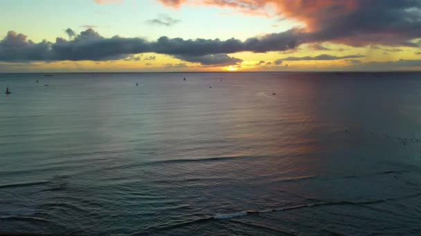 Flotta Vitorlások Egy Hawaii Napfelkelte Vitorlázás Óceán Hullámai Partjainál Waikiki — Stock videók