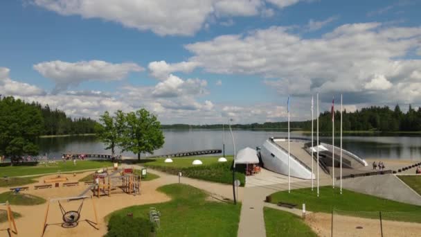 Aluksne Castle Island Promenáda Jezera Nejpopulárnější Turistickou Atrakcí Aluksne — Stock video