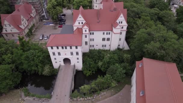 구름낀 독일의 성입구 보이는 공중에서 — 비디오