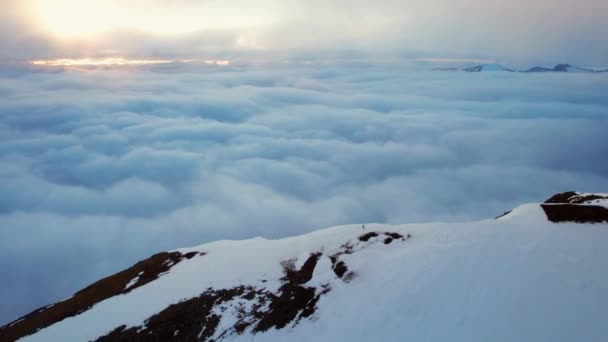 Воздушная Орбита Альпиниста Вершине Удивительным Видом Над Облаками Солнца Низко — стоковое видео