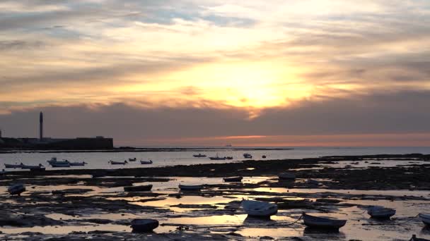 夕阳西下 慢盘横穿小渔船的轮廓 — 图库视频影像