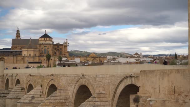 Bewölkter Tag Cordoba Mit Mezquita Und Berühmter Römerbrücke — Stockvideo