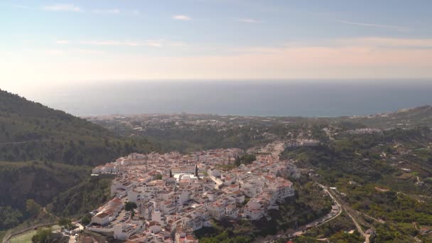 Pan Derecho Través Del Pueblo Encalado Cima Colina Con Océano — Vídeos de Stock