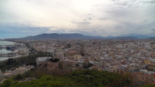 Panorama Nın Üzerinde Bulutlu Bir Günde Dağlarla Birlikte Malaga Şehri — Stok video