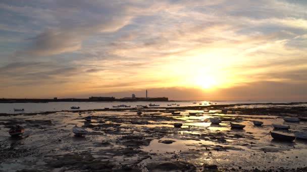 Oszałamiający Zachód Słońca Nad Oceanem Podczas Odpływu Połowów Sylwetki Łodzi — Wideo stockowe