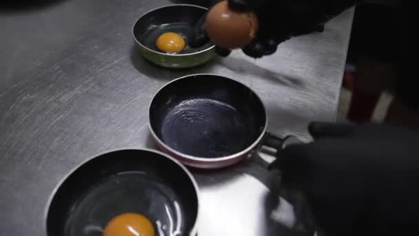 Chef Rachando Ovo Frigideira Restaurante Cozinha Fechar Mãos — Vídeo de Stock