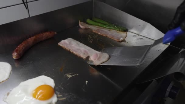 Chef Fritando Bacon Para Brunch Close Mão Cozinha Restaurante — Vídeo de Stock