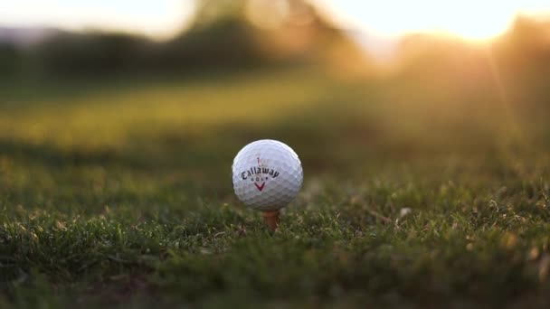 Close Bola Golfe Callaway Sendo Atingido Por Swinging Club Câmera — Vídeo de Stock