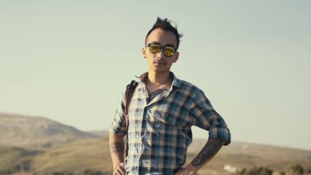 Junger Nepalese Mit Stil Blickt Direkt Die Kamera — Stockvideo