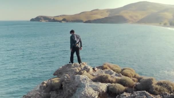 Jonge Ierse Man Aan Griekse Kust Bewondert Spectaculair Uitzicht — Stockvideo