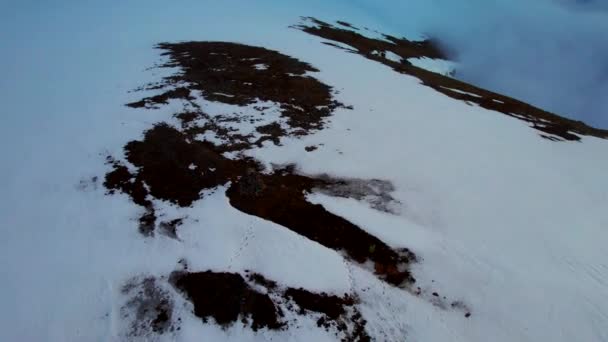 Órbita Aérea Rápida Cairn Cima Una Montaña Cubierta Nieve Con — Vídeos de Stock