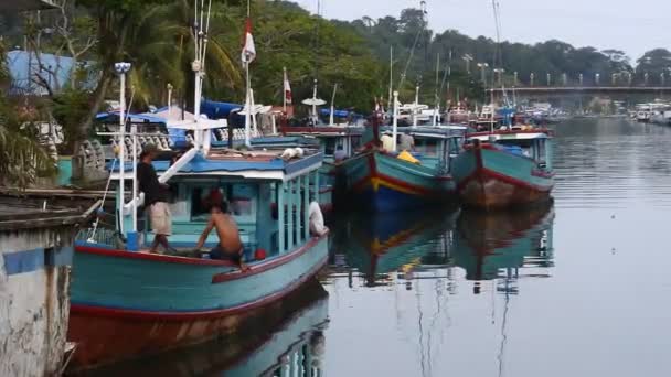 Vista Del Río Los Barcos Cerca Del Puente Siti Nurbaya — Vídeos de Stock