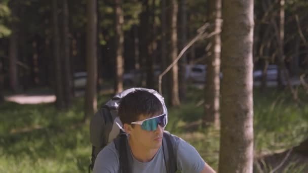 Aktif Genç Adam Ormanda Skandinav Yürüyüşü Orta Yol — Stok video